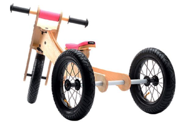 Mit komfortablen Luftreifen auf Metallfelgen.