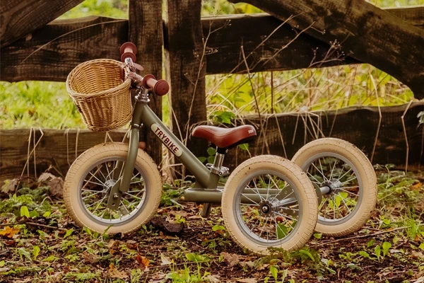 Schönes Laufrad in mattgrüner Farbe