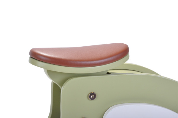 Der Sitz ist höhenverstellbar (29-38 cm).