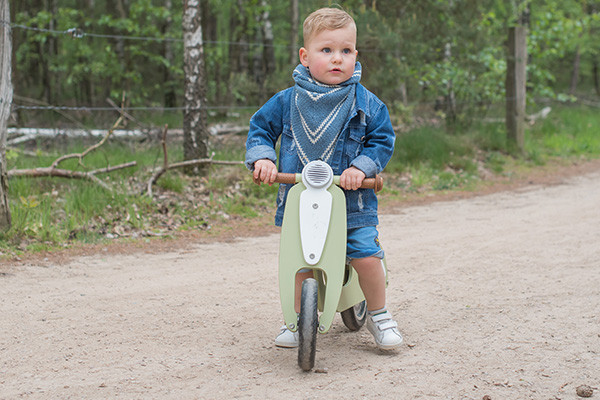 Der Roller hat geräuscharme Räder.