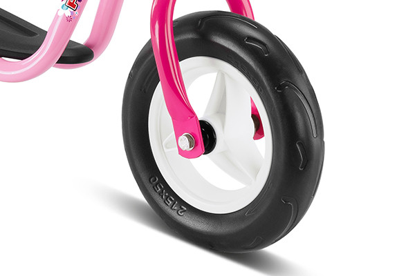 Mit Schaumreifen ausgestattet.