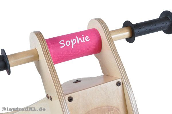 Optional zu bestellen: Lenkerpolster mit Wunschname.
