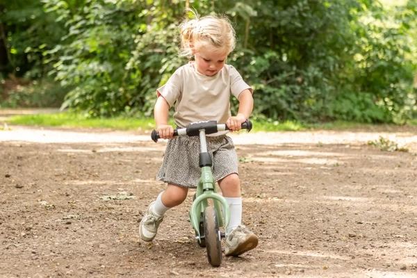 Jill ist 2 Jahre und 10 Monaten alt und 97 cm groß